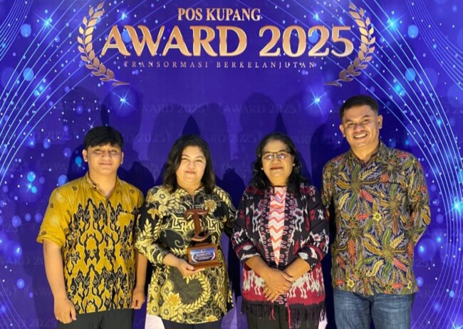 Frans Go Terima Pos Kupang Award 2025 atas Dedikasi Pemberdayaan UMKM di NTT