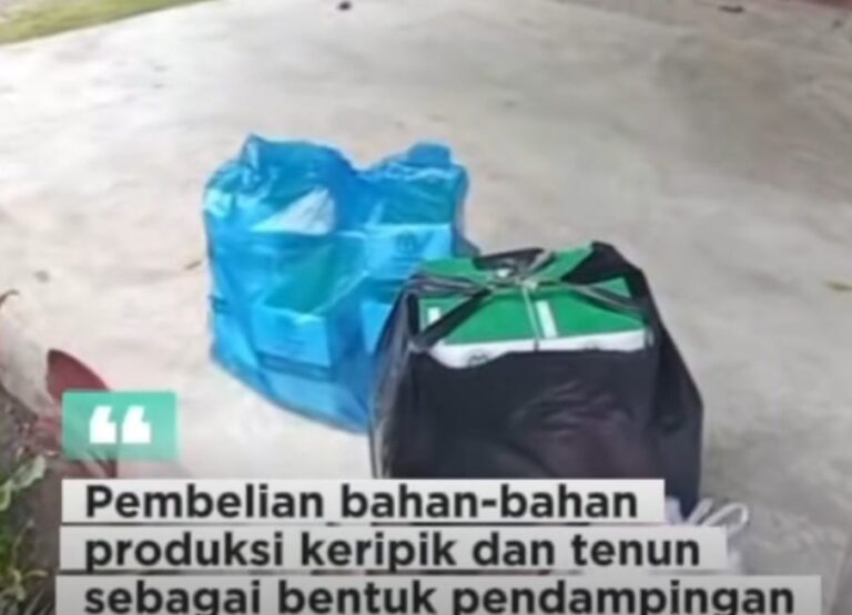 Dukungan UMKM Maumolo, Fransiscus Go Bantu Pembelian Bahan Produksi Keripik dan Tenun