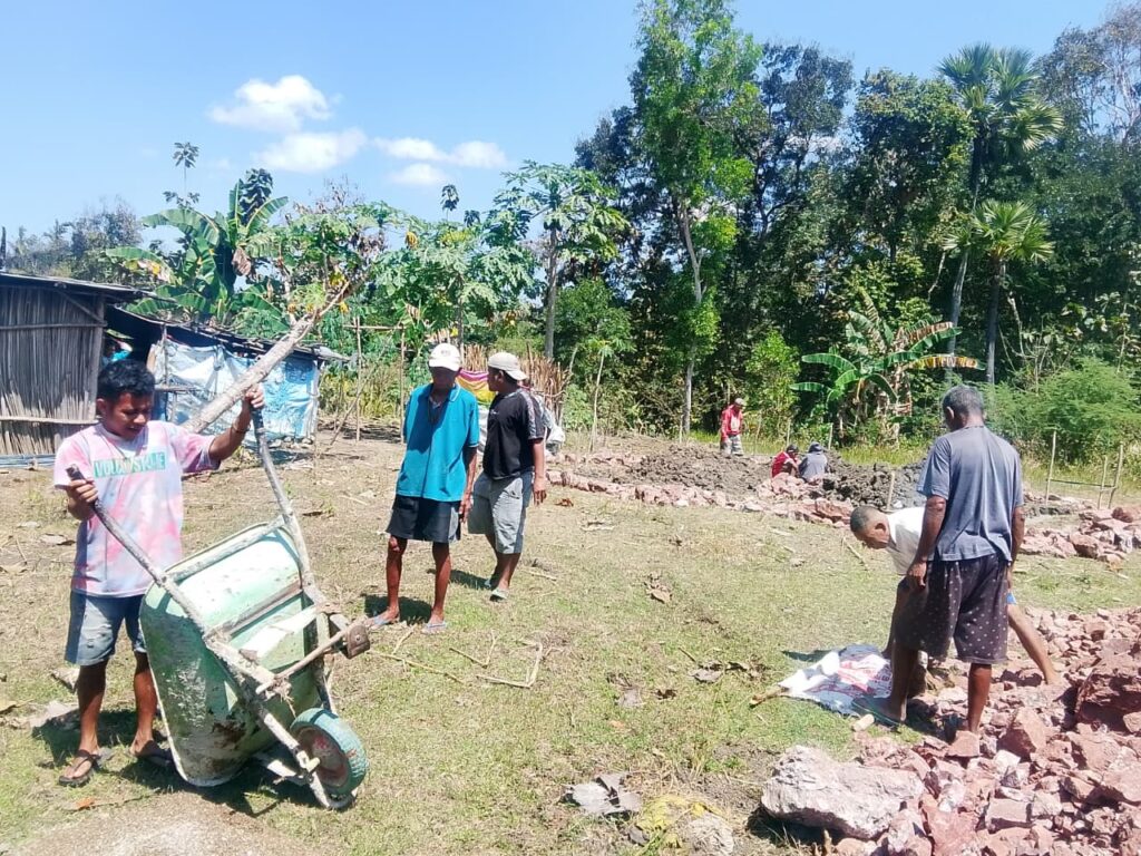YFMG Bedah Rumah Warga Maumolo, Hadirkan Hunian Layak bagi Petani Theodorus Sife
