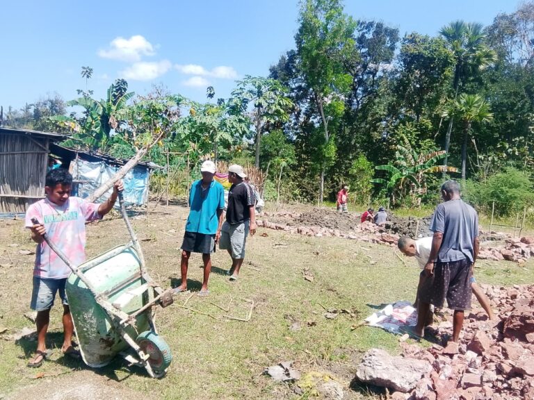 YFMG Bedah Rumah Warga Maumolo, Hadirkan Hunian Layak bagi Petani Theodorus Sife
