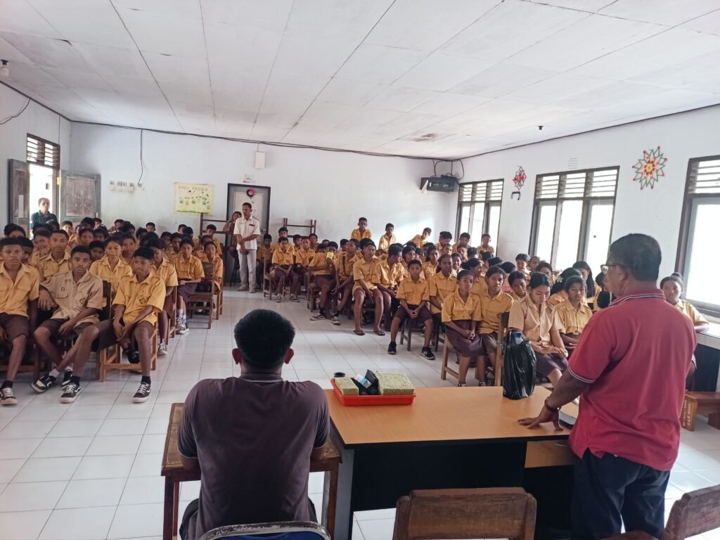 YFMG Ajak Siswa SMPN 2 Tanjung Bunga Mengenal Pertanian Modern