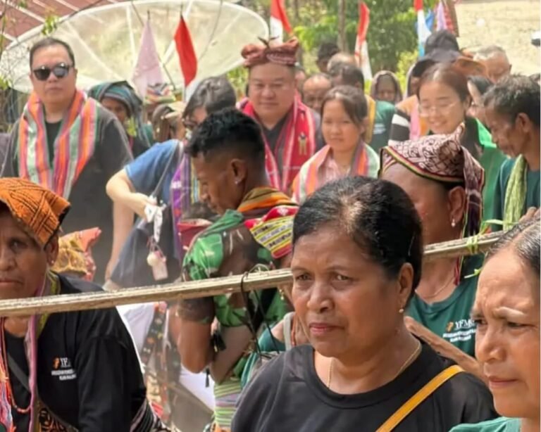 Fransiscus Go Kunjungi Maumolo, YFMG Resmikan Rumah Hasil Program Bedah Rumah