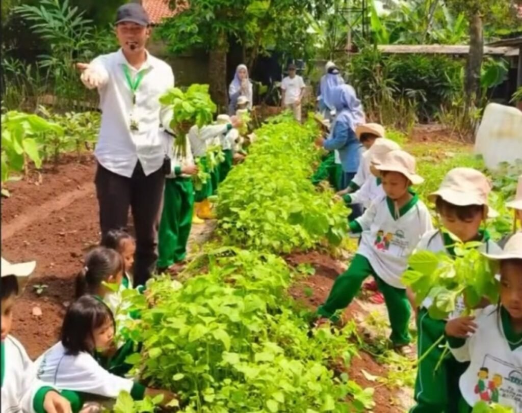 Nara Kupu Village Depok Kenalkan Dunia Pertanian kepada Anak KB TKI Puspaindah Baitul Ula